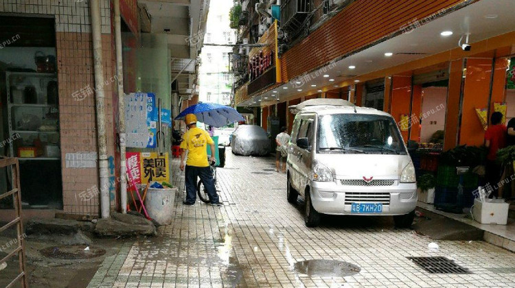 龙岗区丹竹头岭背路40小吃快餐店转让,可办照,可明火,可餐饮