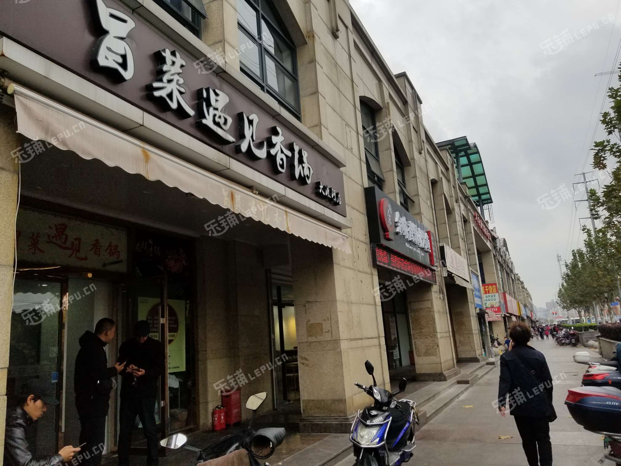 普陀真如大渡河路10㎡小吃快餐店早点摊位转让个人照可用可明火可餐饮